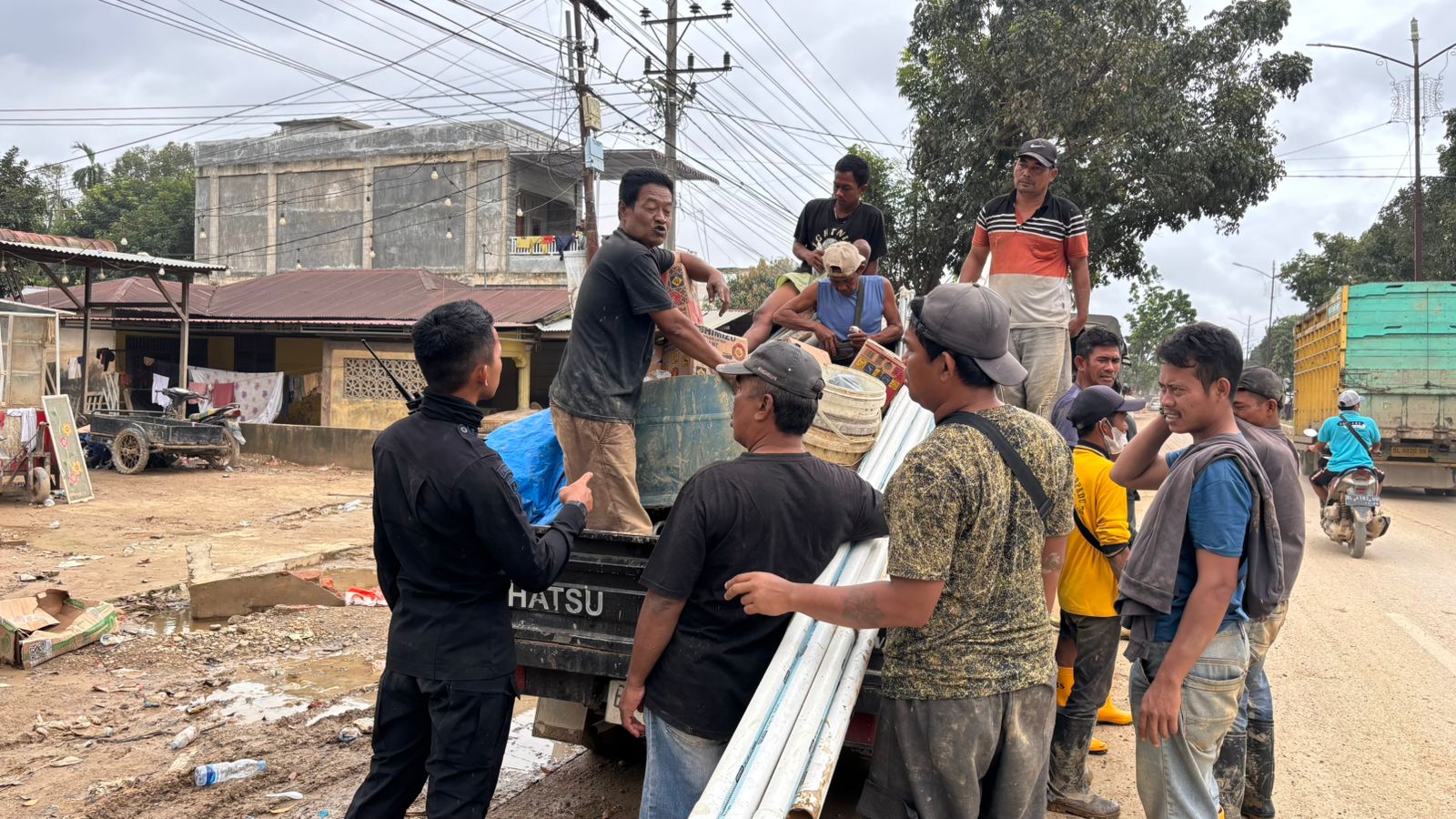 Masyarakat Di Desa Dalam Kabupaten Aceh Tamiang Sangat Senang dengan Pembuatan Sumur Bor oleh Satbrimob Polda Aceh