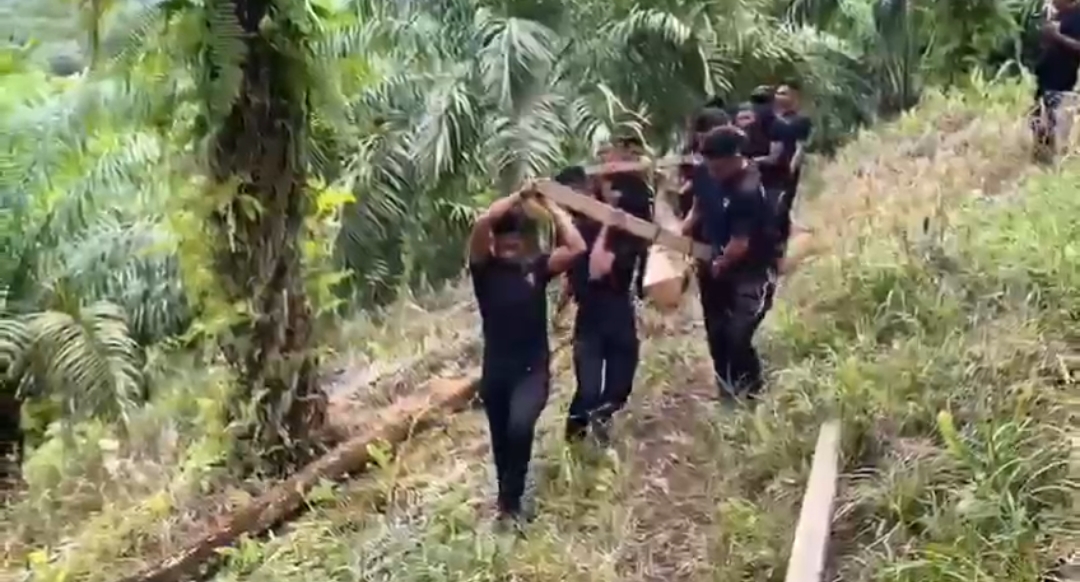 Brimob Polda Kaltara Membangun Jembatan Roboh di Tapal Batas, Sebatik Tengah