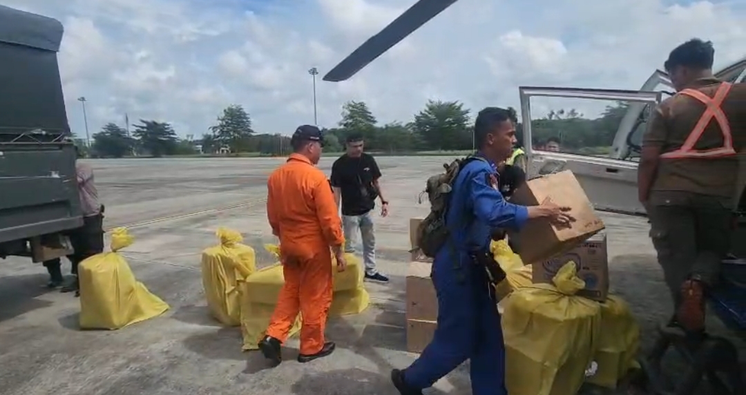 Empat Helikopter Polri Angkut Bantuan Untuk Masyarakat Terdampak Banjir Dari Posko Polda Aceh Bandara Kualanamu