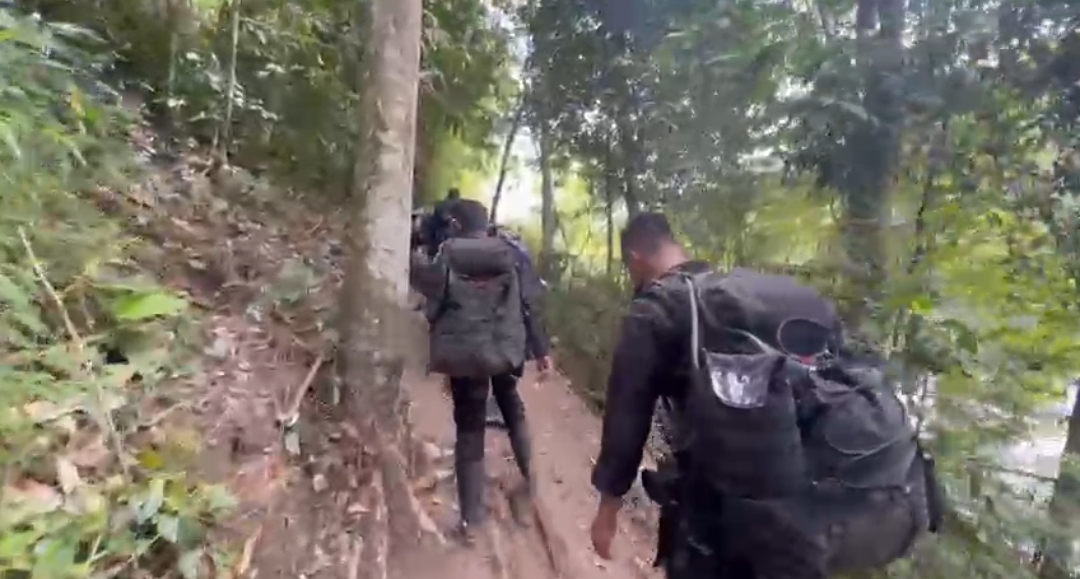 Brimob Polda Aceh Terobos Daerah Terisolir di Bener Meriah, Salurkan Bantuan dan Layanan Kesehatan