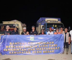 WhatsApp Image 2025-12-15 at 17.25.30 Bupati Aceh Besar Serahkan Bantuan Kemanusiaan untuk Korban Banjir Aceh Tamiang
