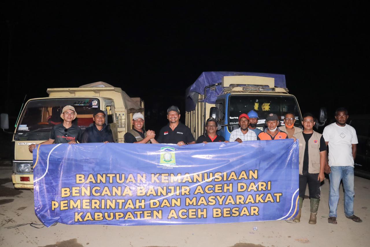 Bupati Aceh Besar Serahkan Bantuan Kemanusiaan untuk Korban Banjir Aceh Tamiang