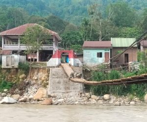 TNI dan Warga Gotong Royong Percantik Jembatan Gantung