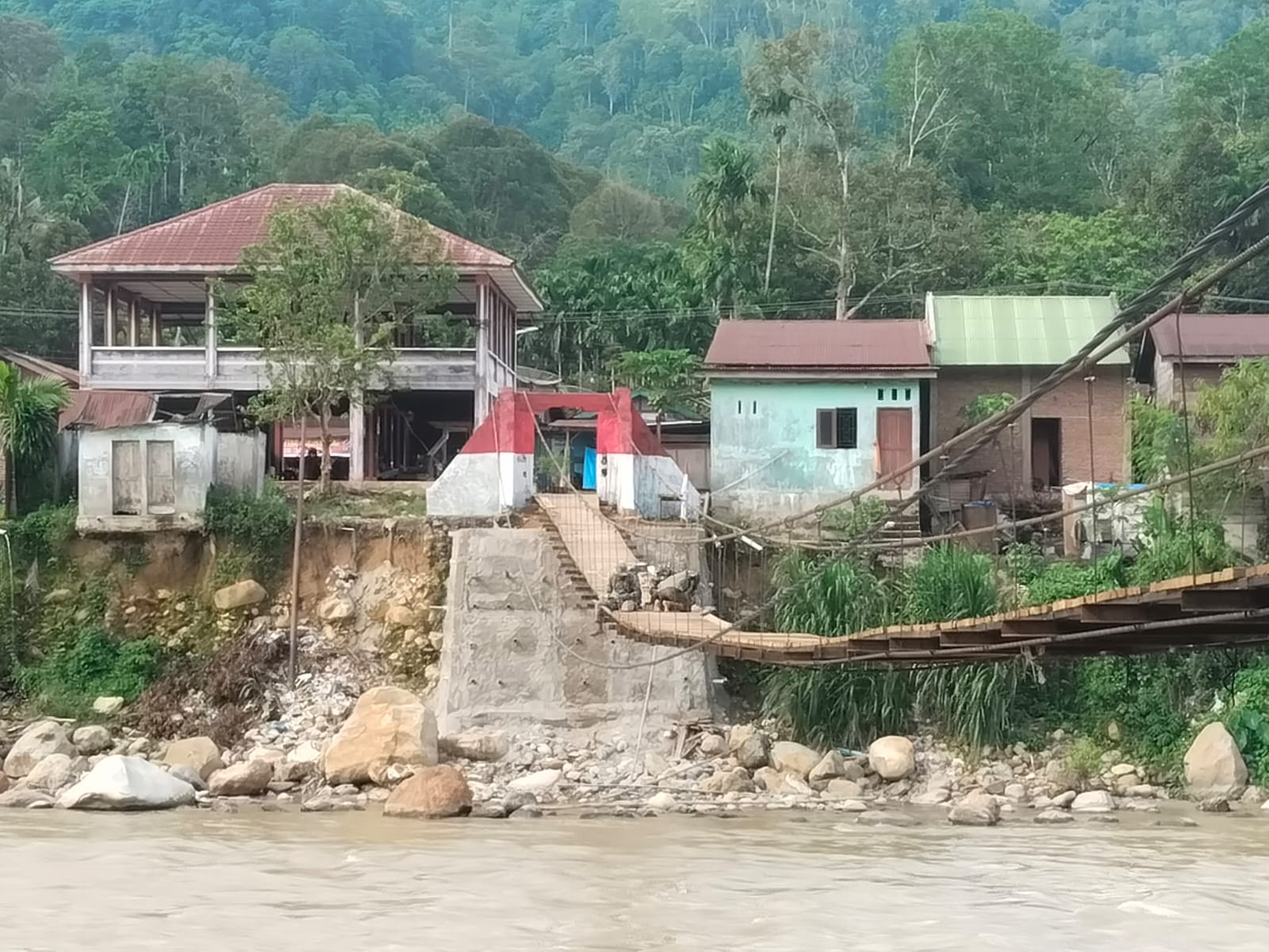 TNI dan Warga Gotong Royong Percantik Jembatan Gantung
