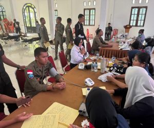 Personel Damai Cartenz Partisipasi Dalam Giat Donor Darah di Polres Nabire
