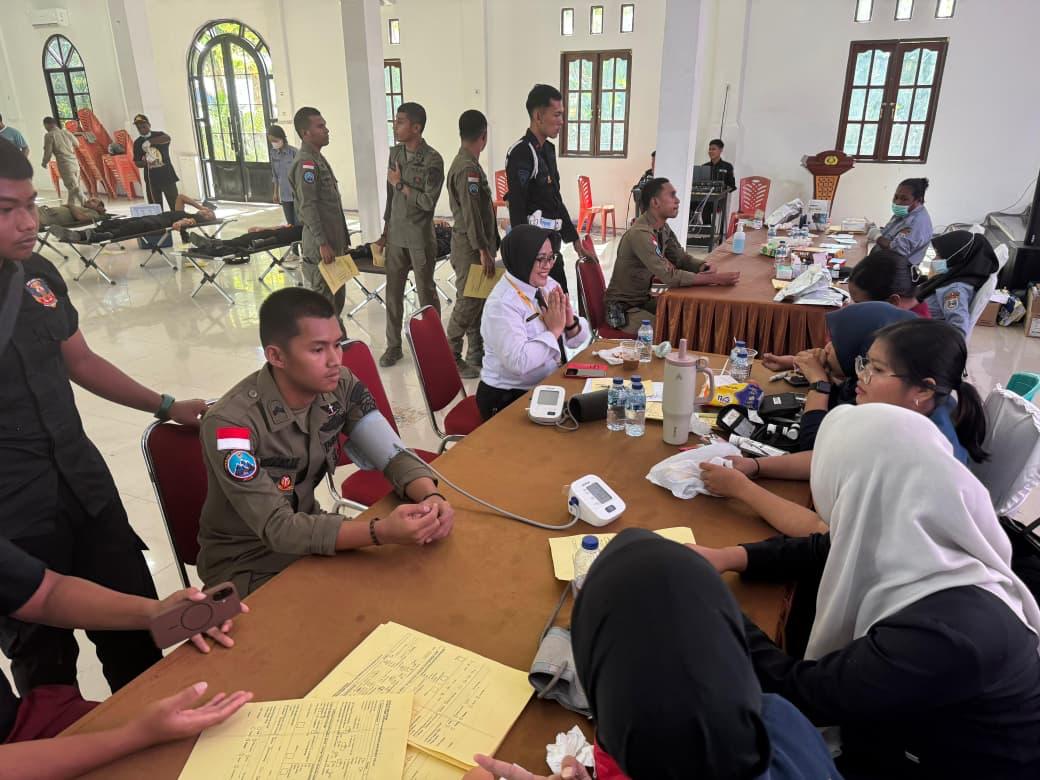 Personel Damai Cartenz Partisipasi Dalam Giat Donor Darah di Polres Nabire