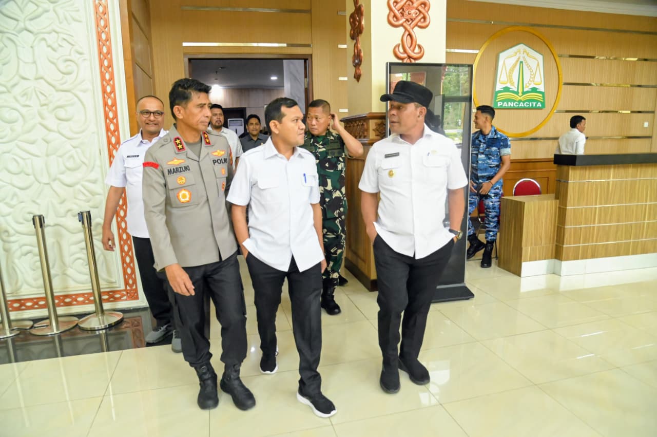 Di Bandara SIM Aceh Besar Syech Muharram Lepas Kepulangan Mendagri