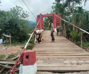 Pasang Papan Lantai Jembatan Gantung