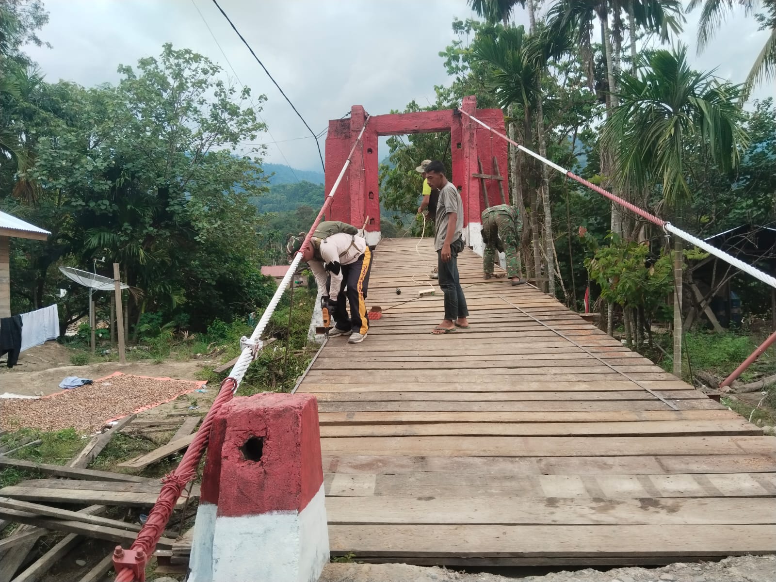 Pasang Papan Lantai Jembatan Gantung