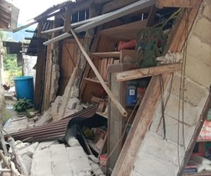 Warga Panik Berhamburan Keluar Rumah
