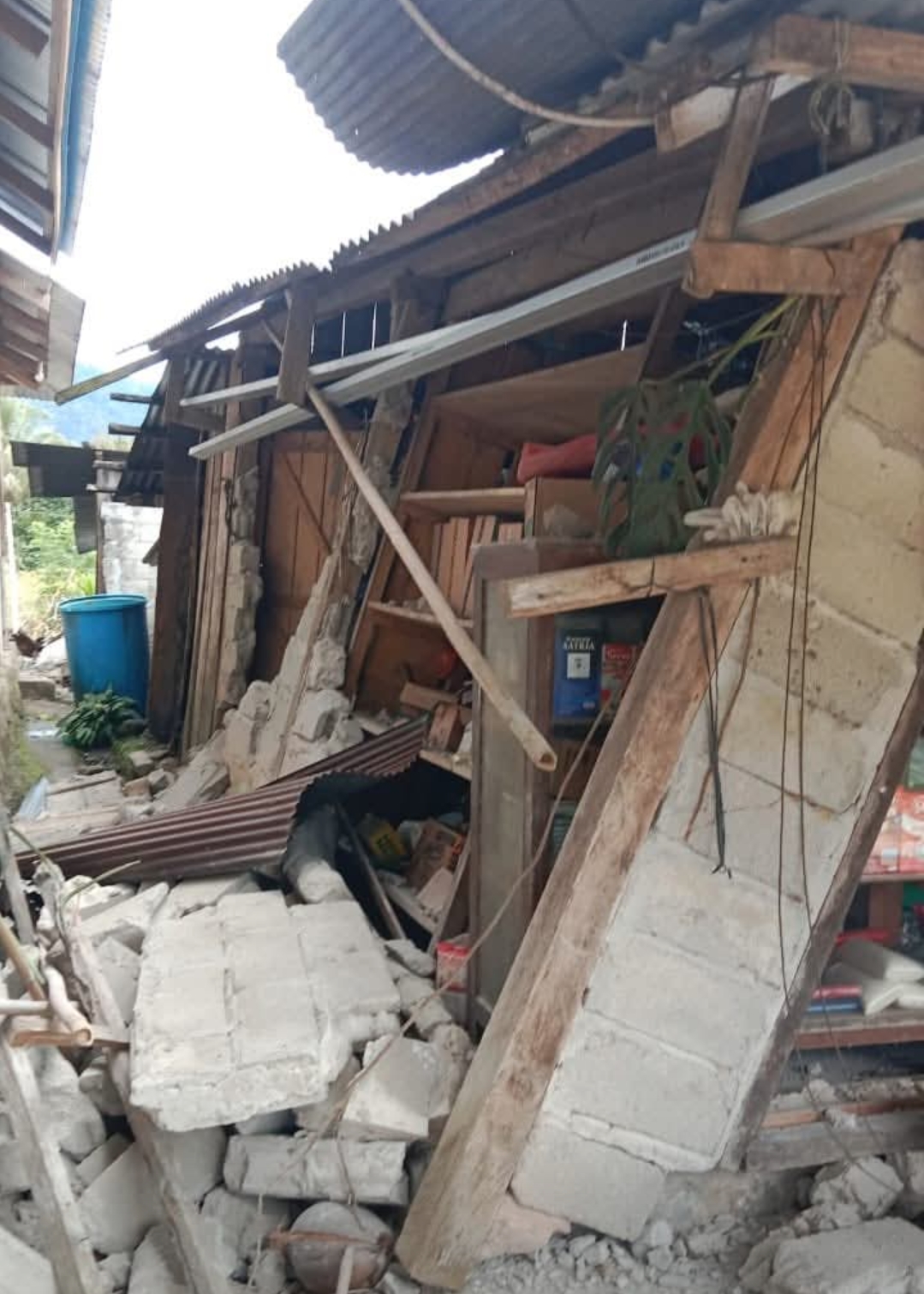 Warga Panik Berhamburan Keluar Rumah