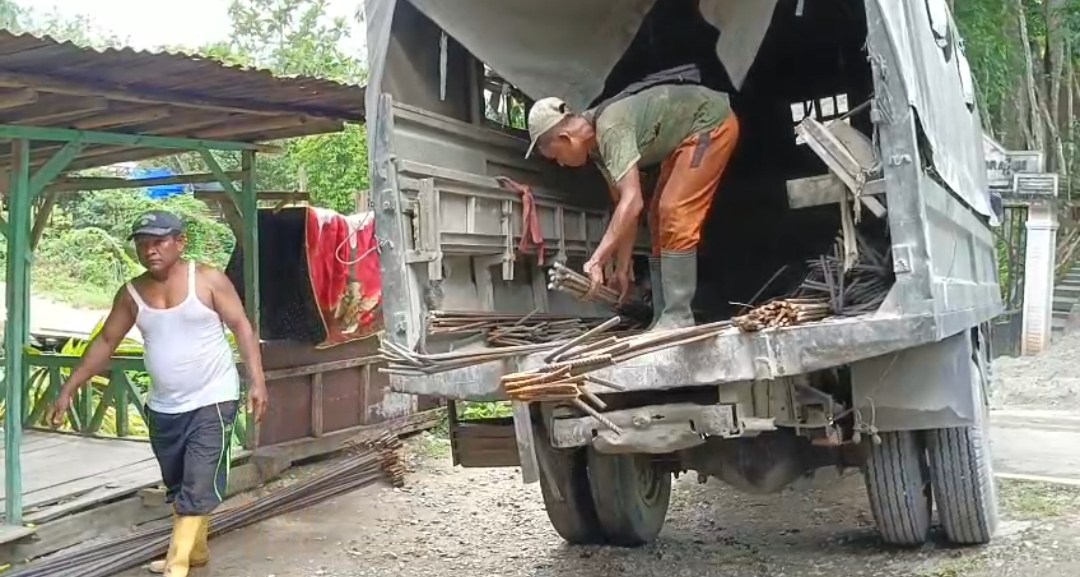 Kodim 0108/Agara Bersama Warga Pasang Mal Cor
