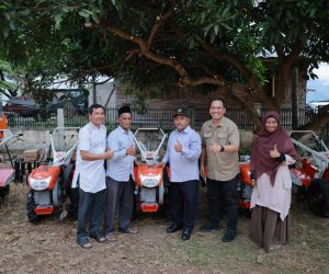 Pemkab Aceh Besar Salurkan Puluhan Alat dan Mesin Pertanian
