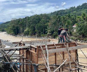 Pengecoran Jembatan Gantung Penghubung Dua Desa