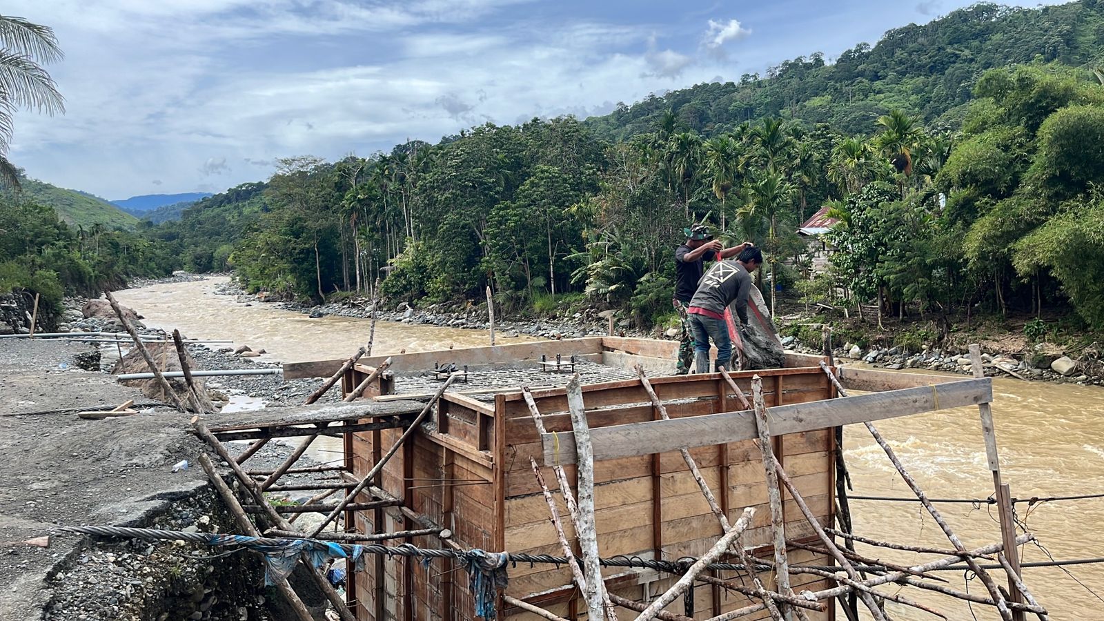 Pengecoran Jembatan Gantung Penghubung Dua Desa
