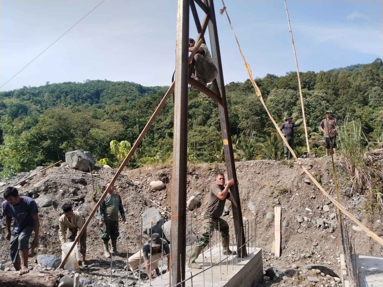 Pembangunan Jembatan Gantung Perintis