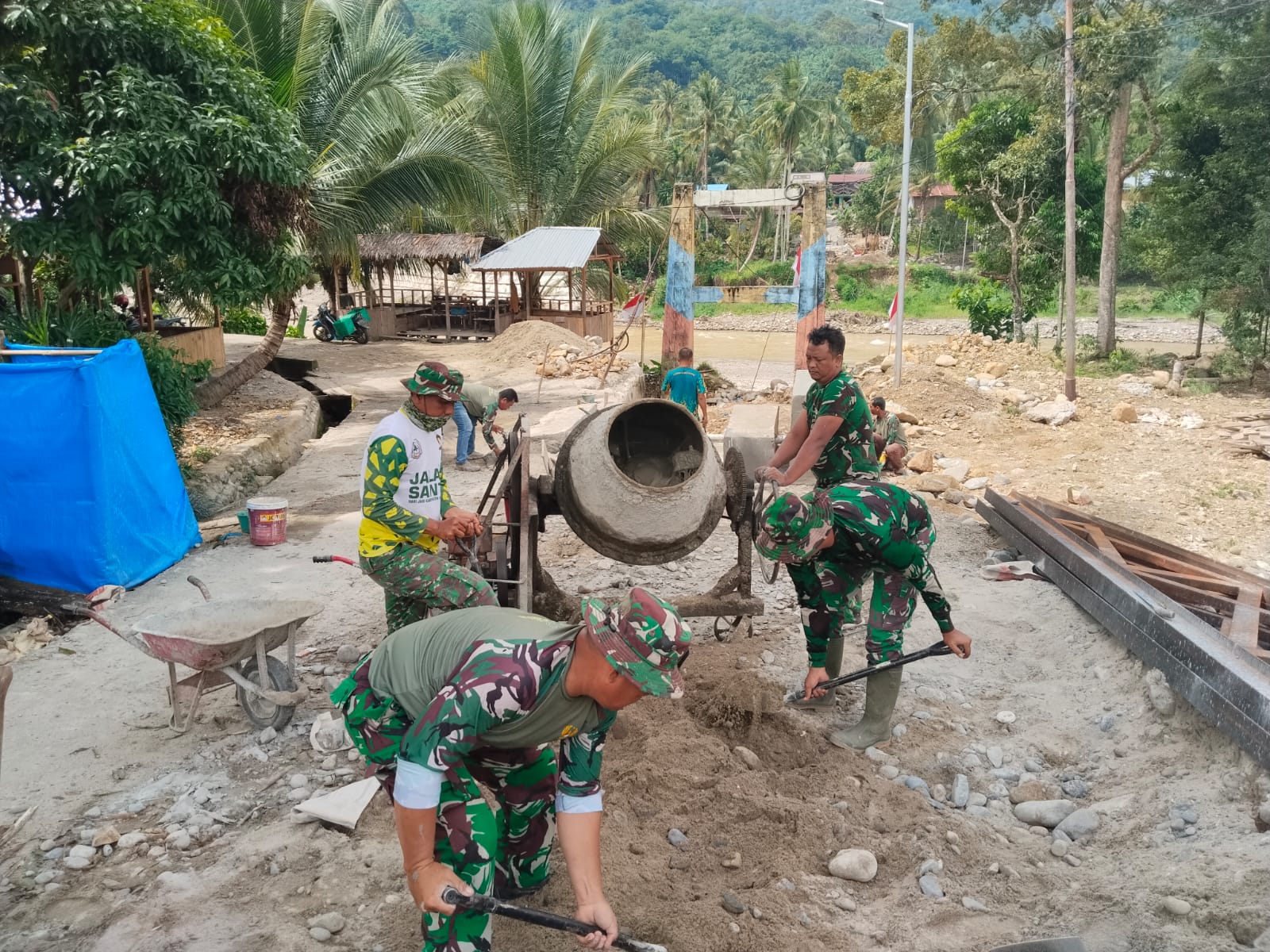 Kodim 0108 Agara Cor Pondasi Jembatan Gantung Penghubung Antar Desa