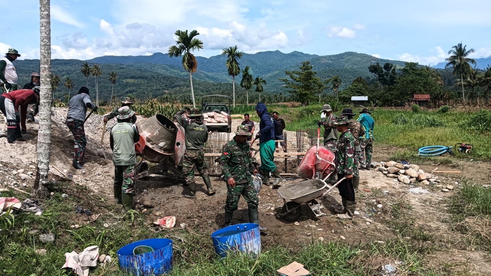 Kodim 0108/Agara Bersama Warga Lanjutkan Pengecoran Pondasi Jembatan Gantung di Desa Kuta Ujung