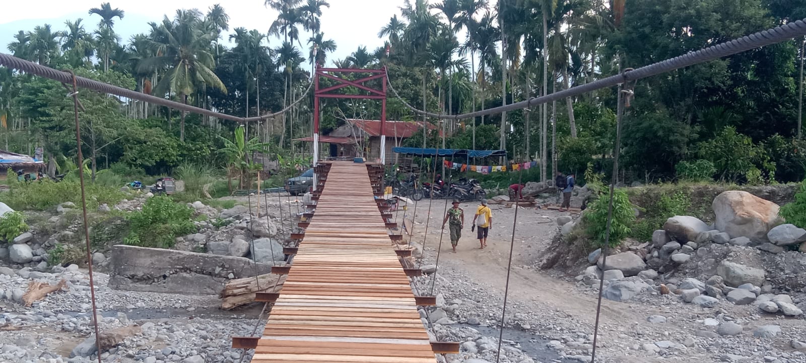 Pembangunan Jembatan Gantung Perintis di Ds Teger Mik
