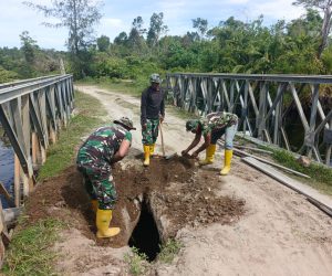 Personel Kodim 0107/Asel Bersama Warga Perbaiki Jembatan Rusak, Wujud Kepedulian TNI terhadap Keselamatan Masyarakat