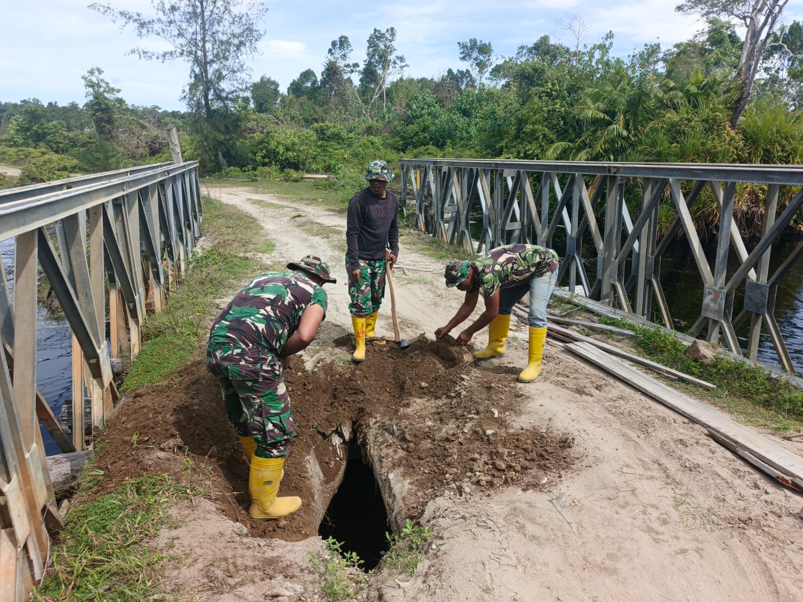 Personel Kodim 0107/Asel Bersama Warga Perbaiki Jembatan Rusak, Wujud Kepedulian TNI terhadap Keselamatan Masyarakat