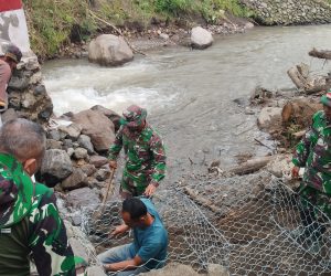 TNI Bersama Warga Perbaiki Jembatan Aramco yang Rusak Diterjang Arus Sungai di Ds. Blang Rongka, Bener Meriah