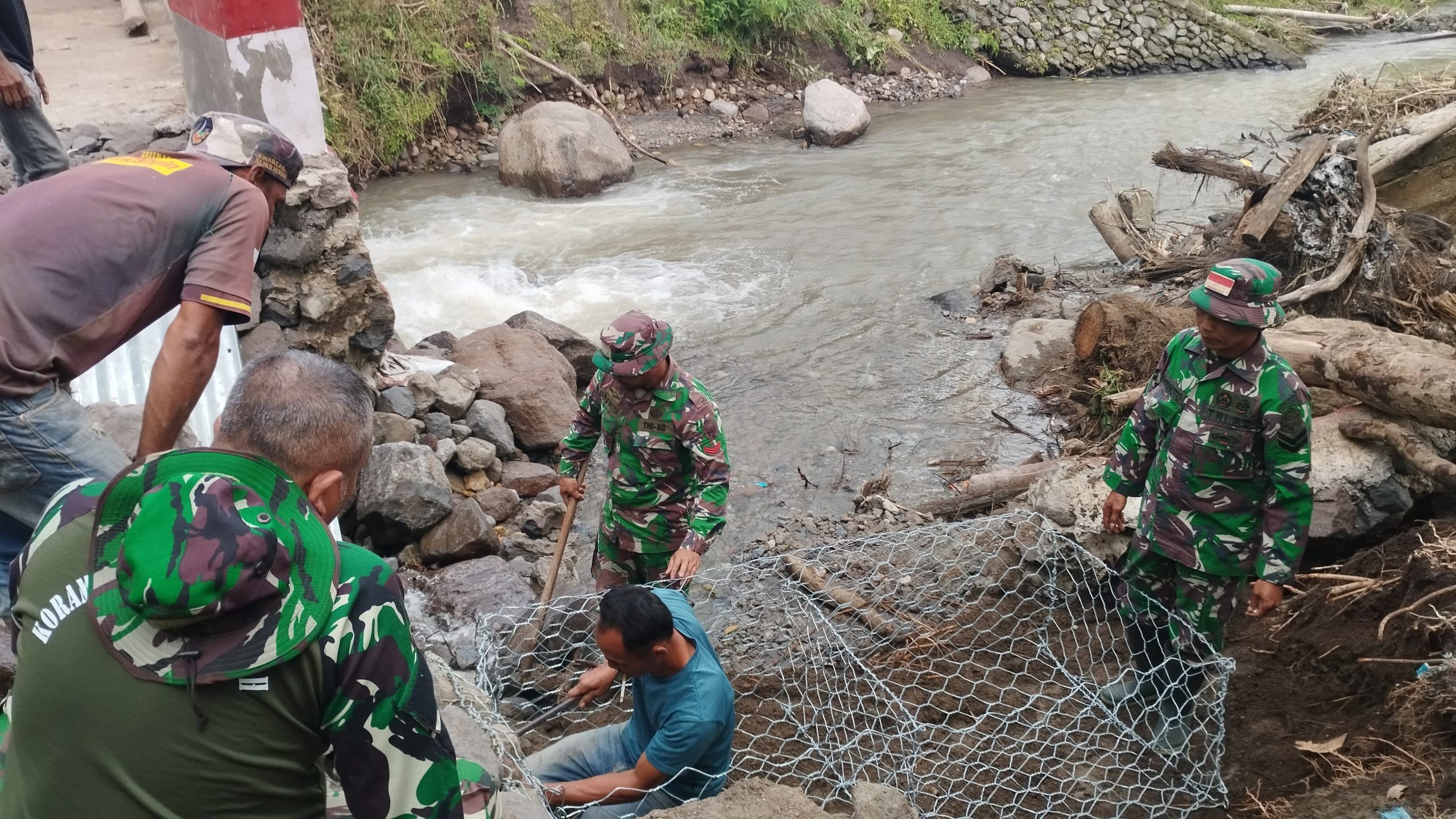 TNI Bersama Warga Perbaiki Jembatan Aramco yang Rusak Diterjang Arus Sungai di Ds. Blang Rongka, Bener Meriah