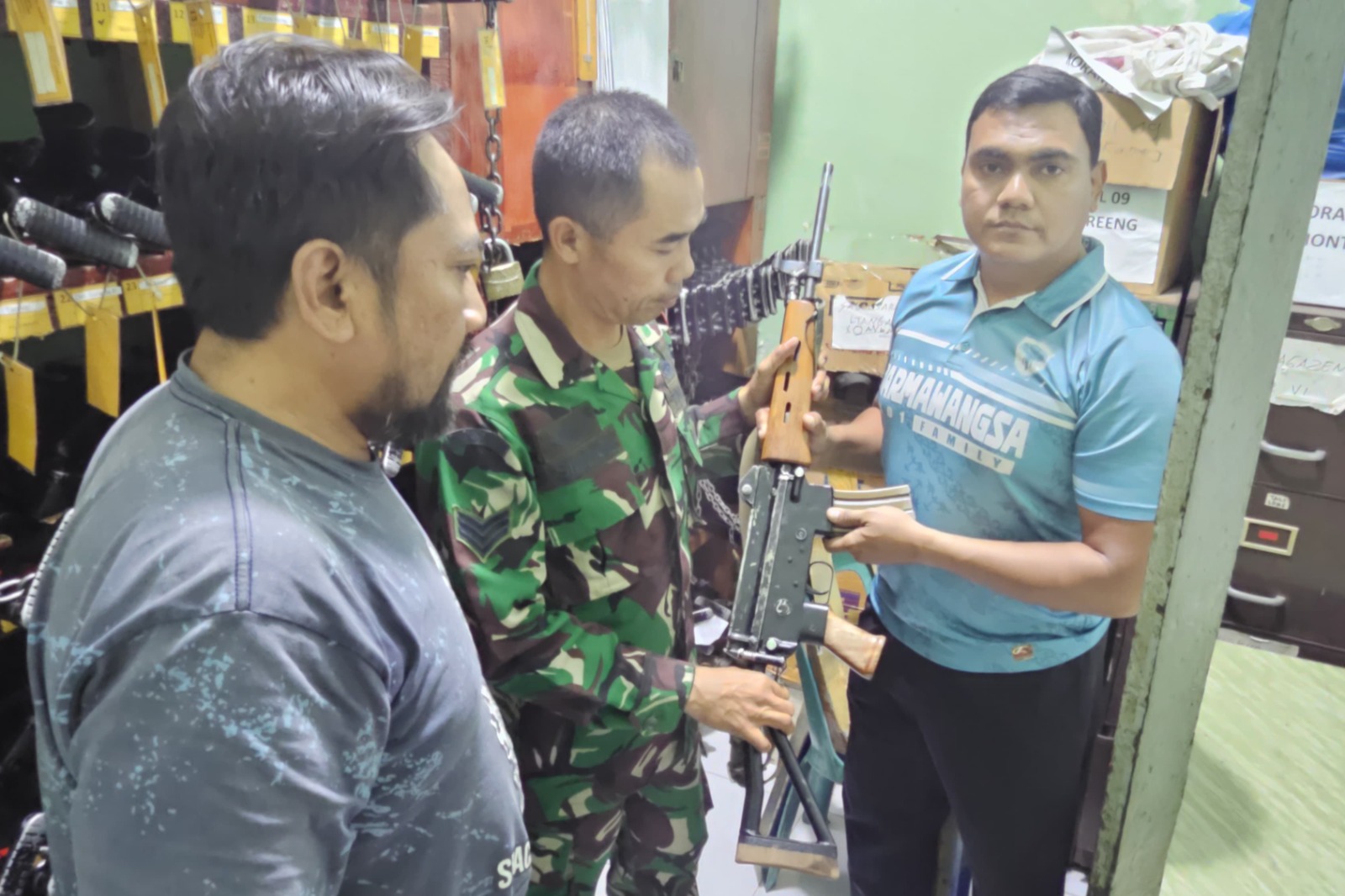 Warga Serahkan Senjata Api Rakitan