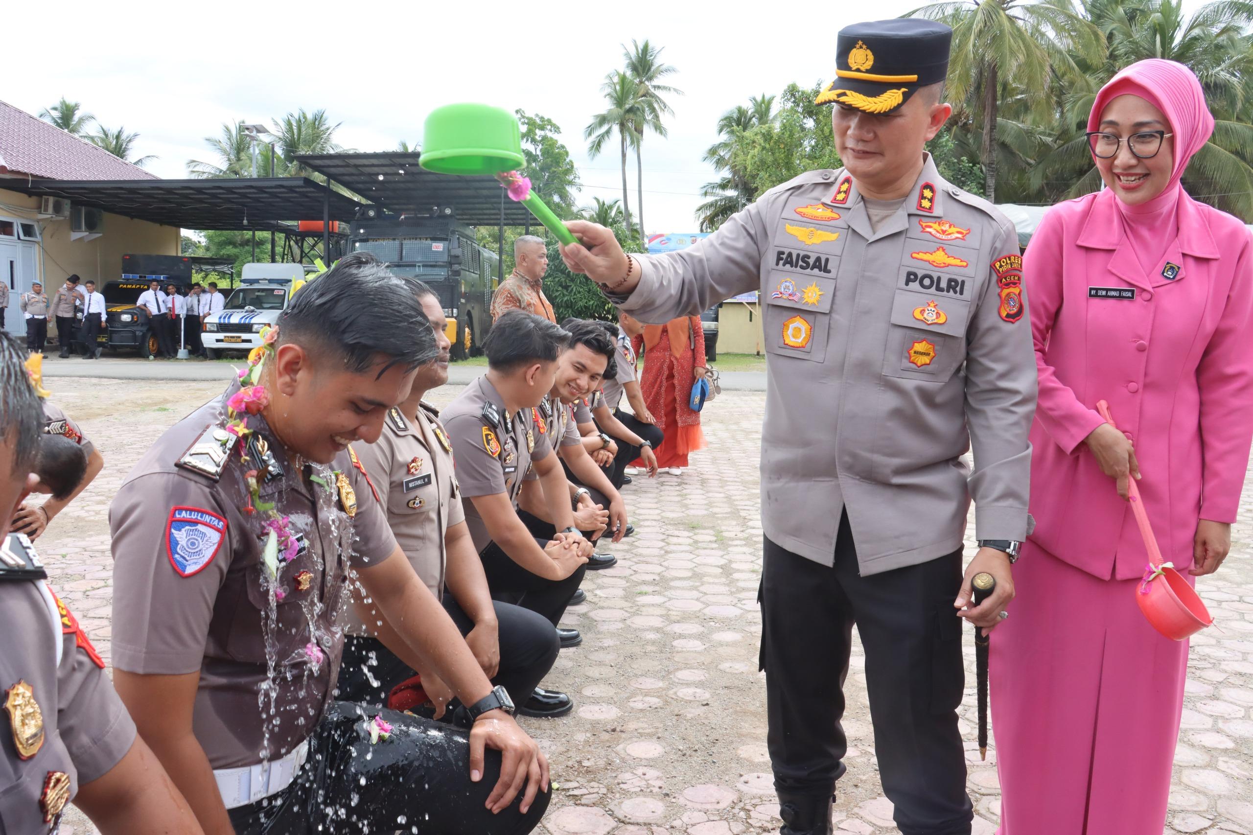 Kapolres Pidie Jaya Pimpin Upacara Kenaikan Pangkat 50 Personel