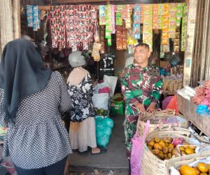 Babinsa Monitoring Harga Sembako