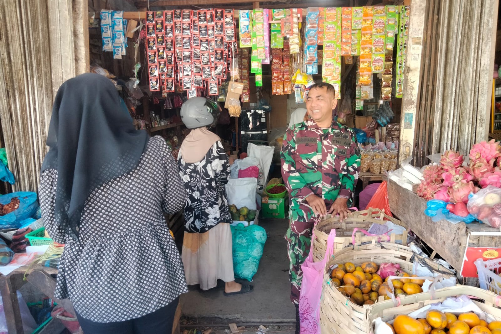 Babinsa Monitoring Harga Sembako