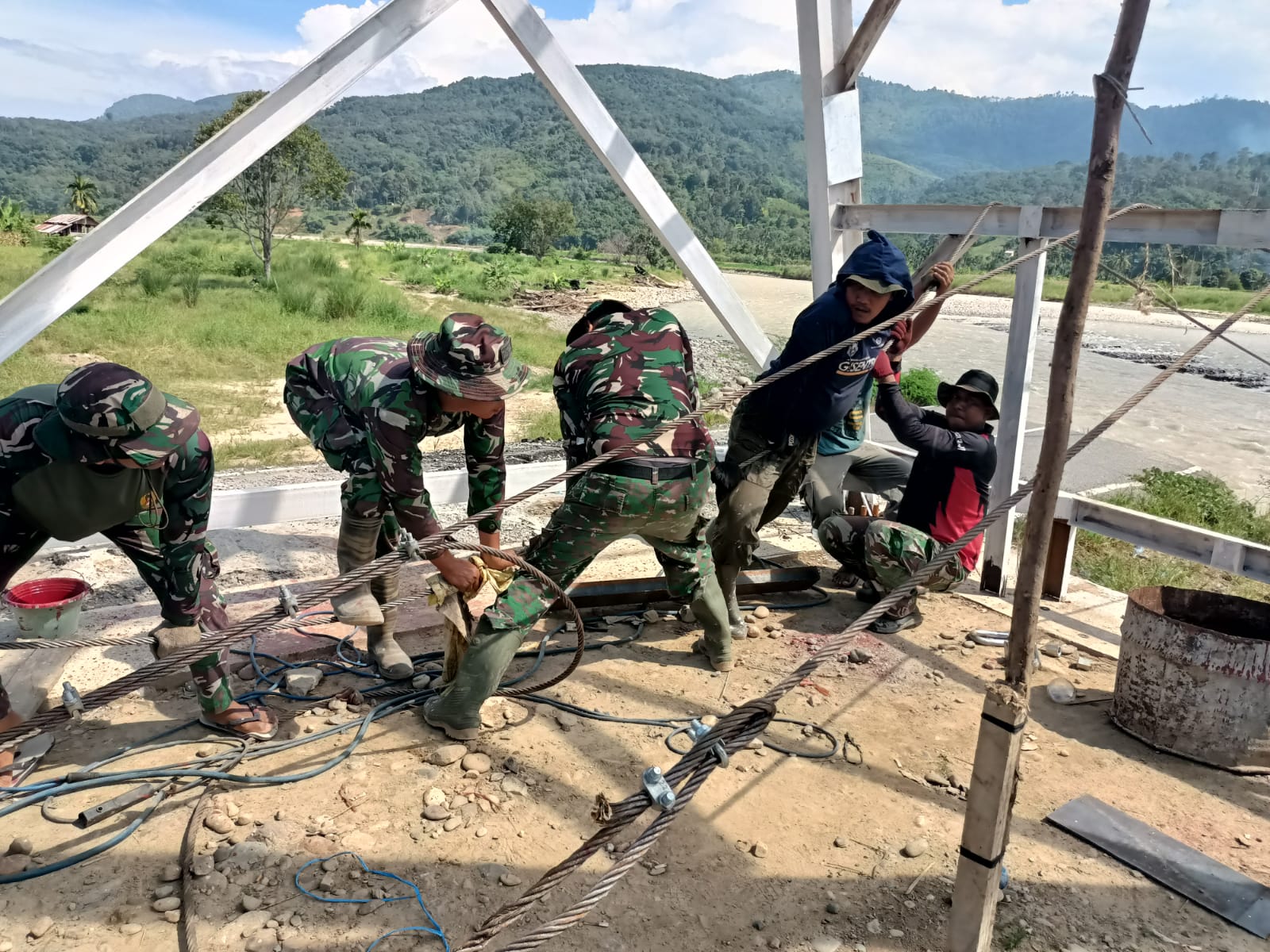 Kodim 0108/Agara Kencangkan Tali Sling Jembatan