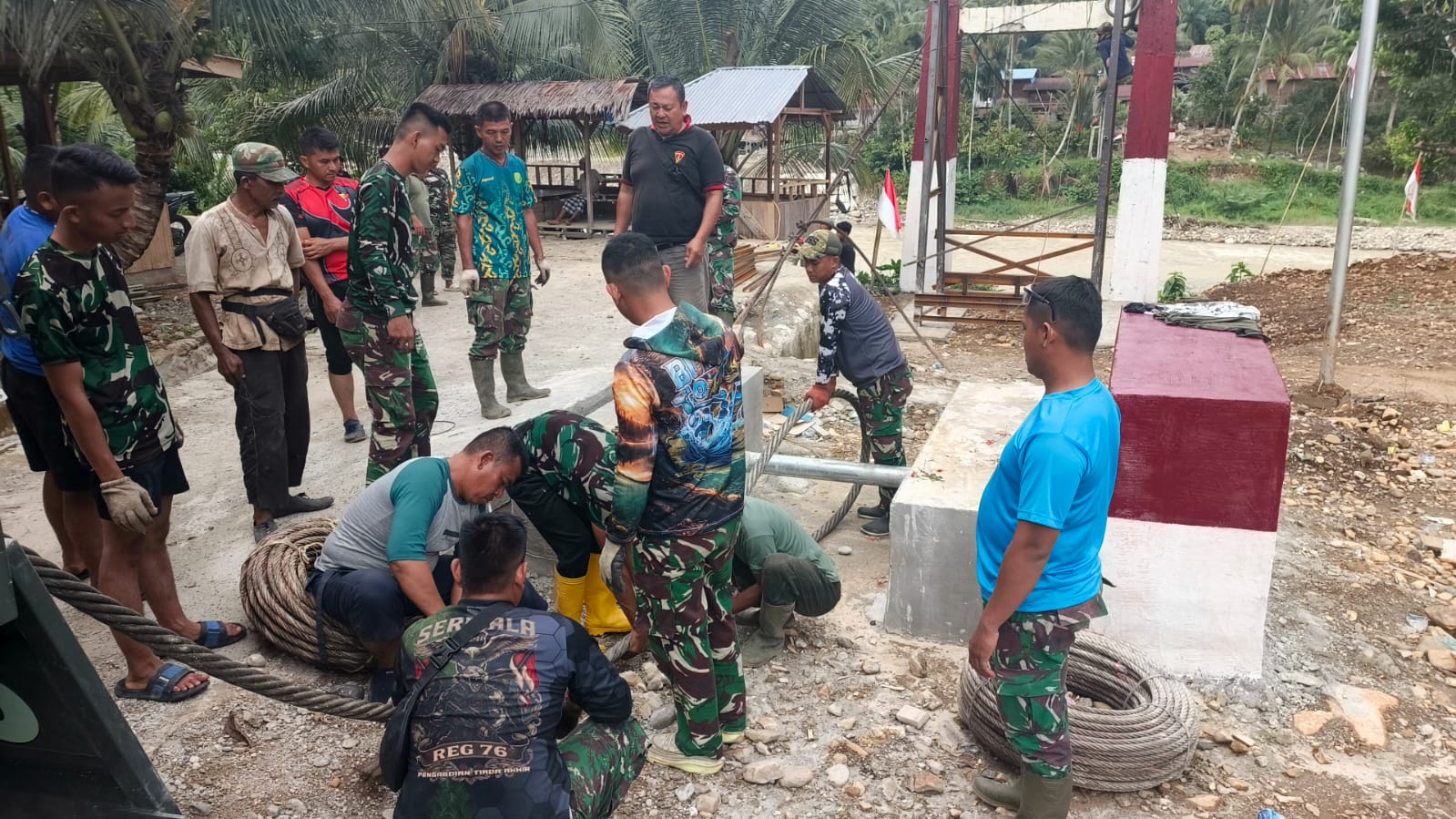 TNI dan Warga Warnai percepat Pembangunan Jembatan Gantung