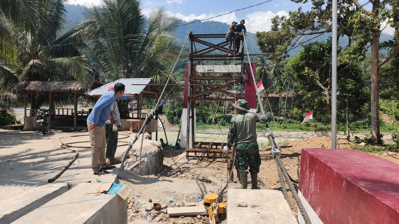 Kodim 0108/Agara mulai pasang Tali Sling Jembatan Gantung Ds. Kuning Abadi, Aceh Tenggara