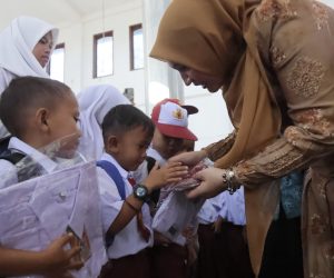 Berbagi Seragam di Sekolah Darurat