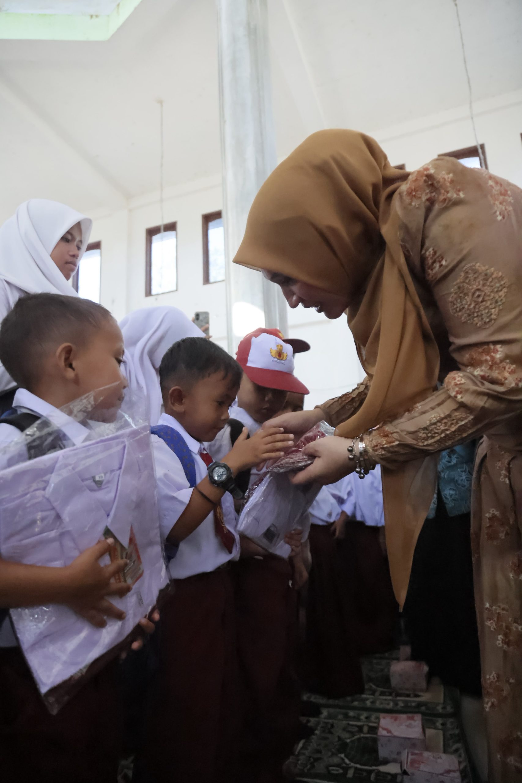 Berbagi Seragam di Sekolah Darurat