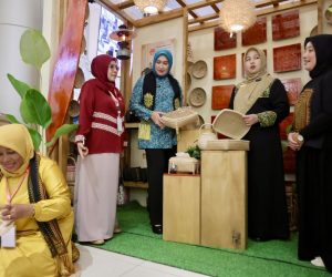 Ketua Dekranasda Aceh Tinjau Stand Aceh di HUT Dekranas ke-46