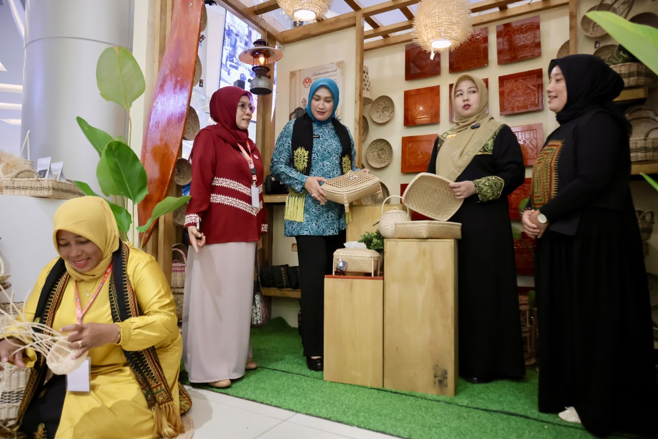 Ketua Dekranasda Aceh Tinjau Stand Aceh di HUT Dekranas ke-46