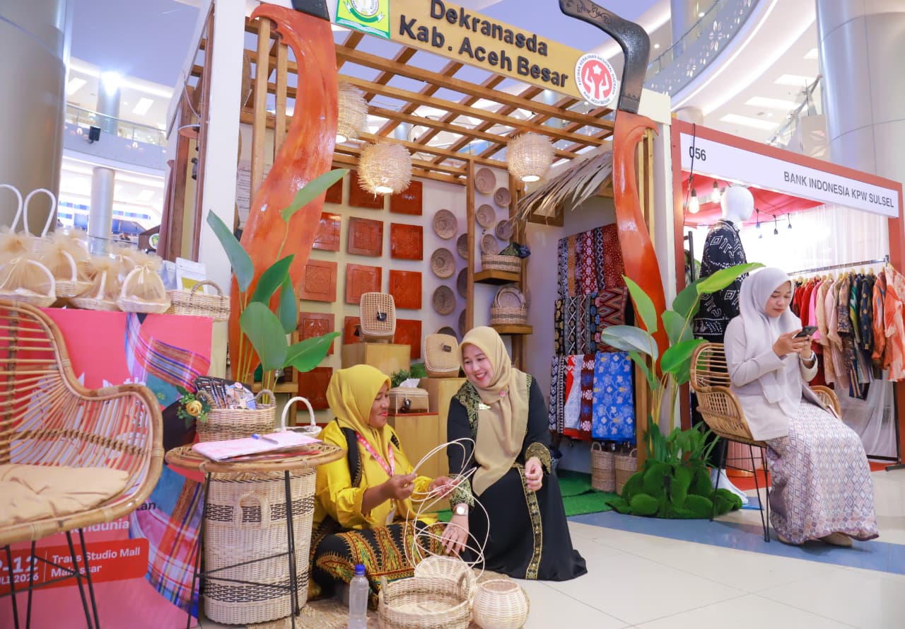 Ketua Dekranasda Aceh Besar Tinjau Stand Pameran