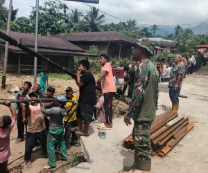WhatsApp Image 2026-07-11 at 04.16.50 TNI dan Warga kencangkan Tali Sling Jembatan Gantung