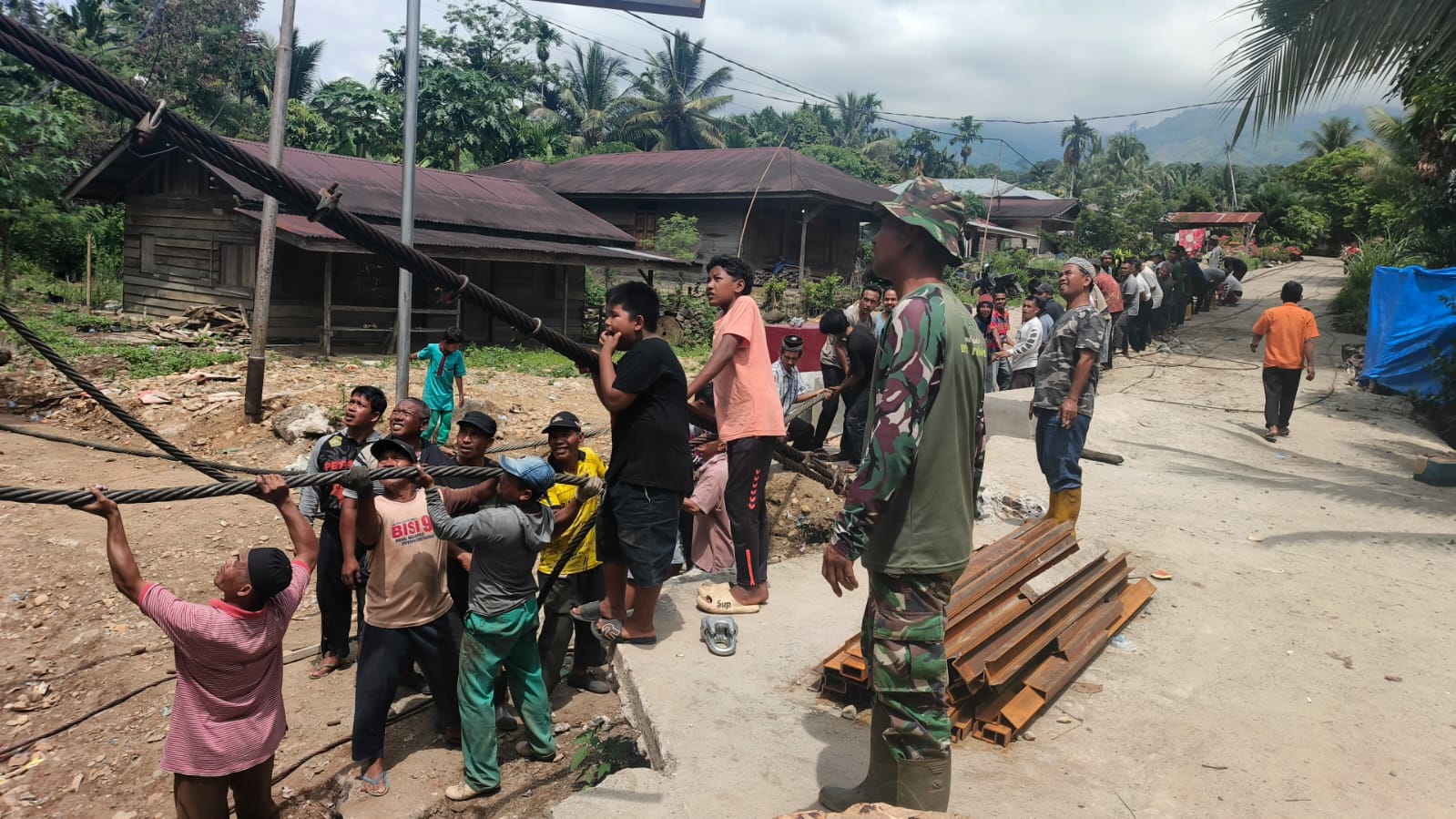 TNI dan Warga kencangkan Tali Sling Jembatan Gantung