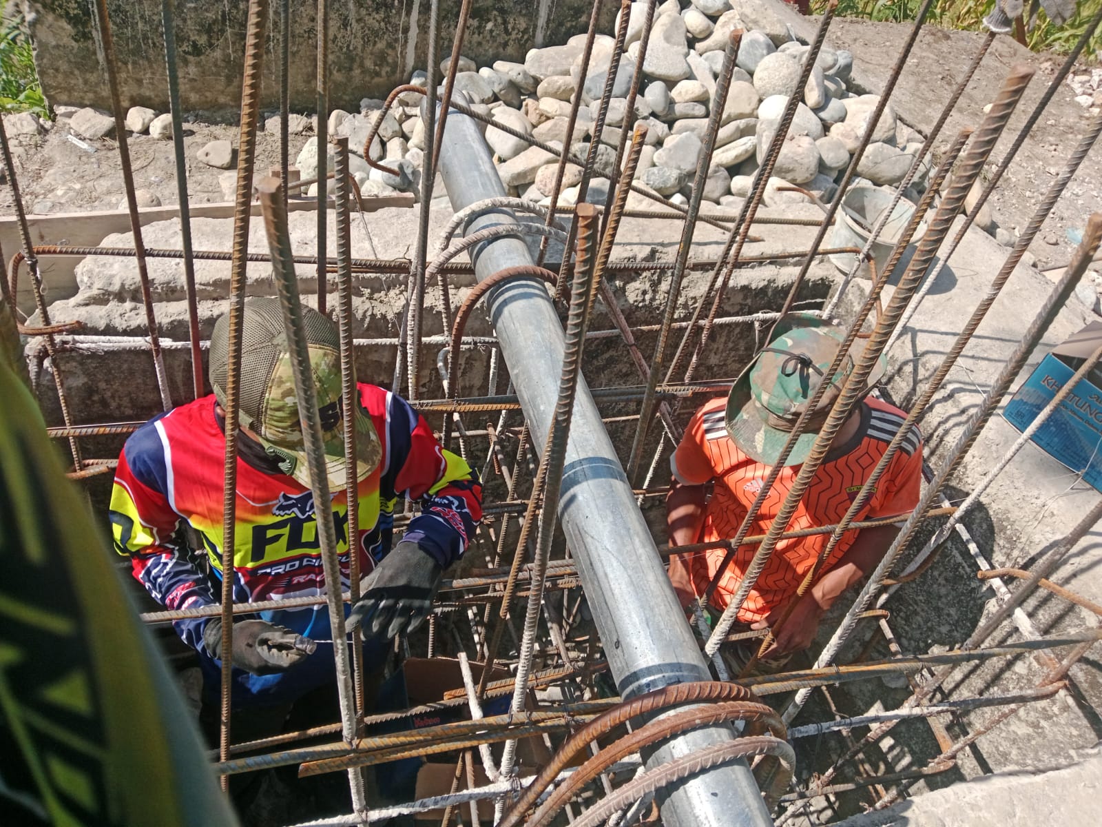 Kodim 0108/Agara Rakit Besi Pondasi Jembatan Perintis