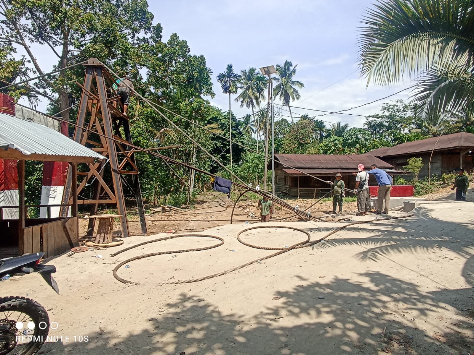Kodim 0108/Agara Mulai Pasang Tali Sling Jembatan Gantung