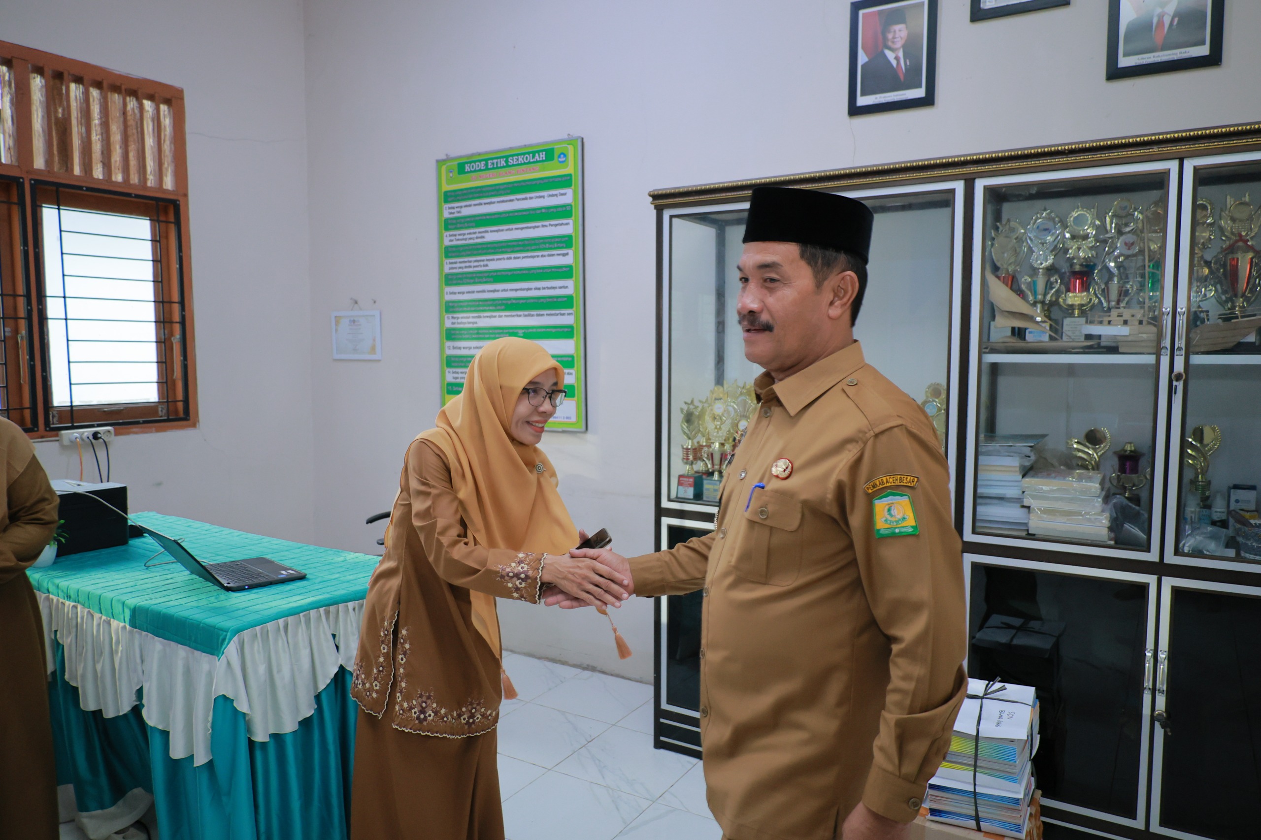 Hari Pertama Masuk Sekolah, Wabup Aceh Besar Berikan Energi Baru untuk Siswa dan Guru SDN Blang Bintang