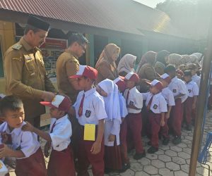 Wakili Bupati, Kasatpol PP dan WH Aceh Besar Suntik Semangat Siswa di Hari Pertama Sekolah