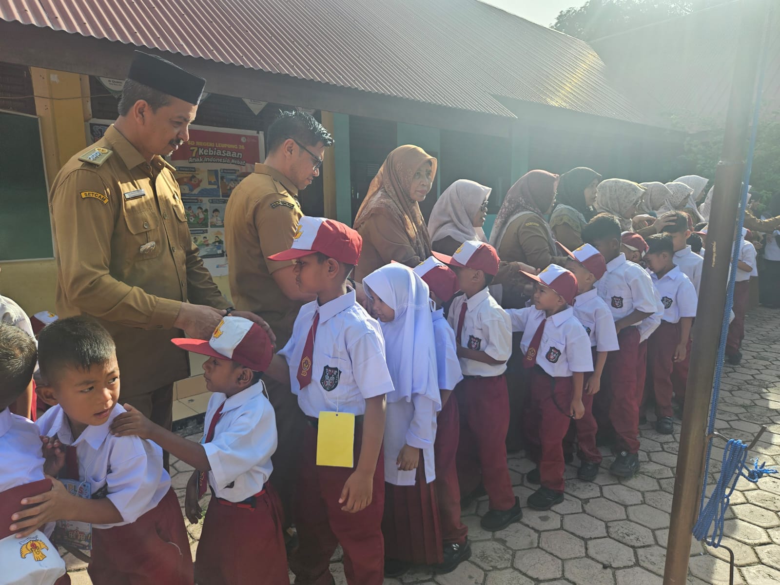 Wakili Bupati, Kasatpol PP dan WH Aceh Besar Suntik Semangat Siswa di Hari Pertama Sekolah