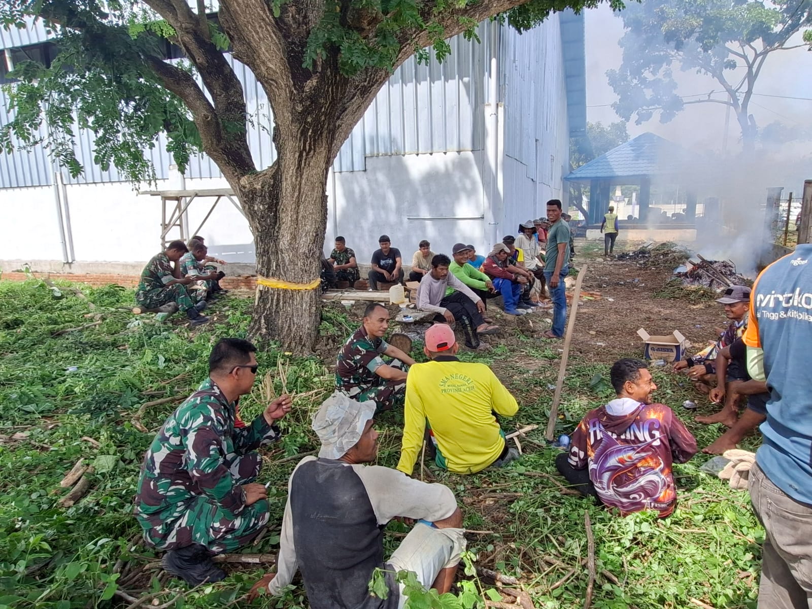 Gotong Royong Bersihkan Koperasi Desa Merah Putih Kayee Panyang