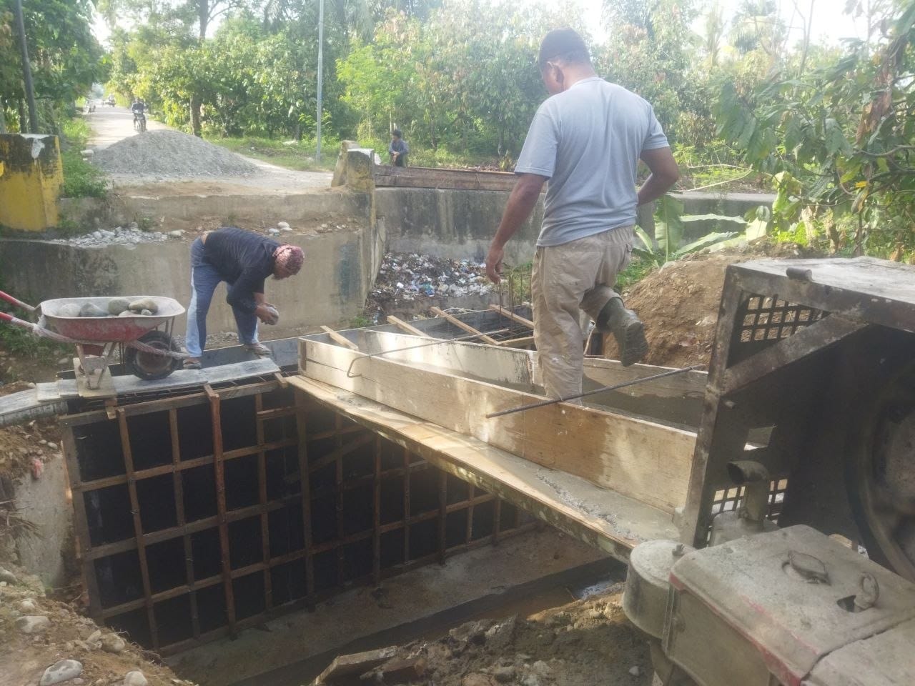 Cor Pondasi Jembatan Beton di Desa Rikit Bur 1