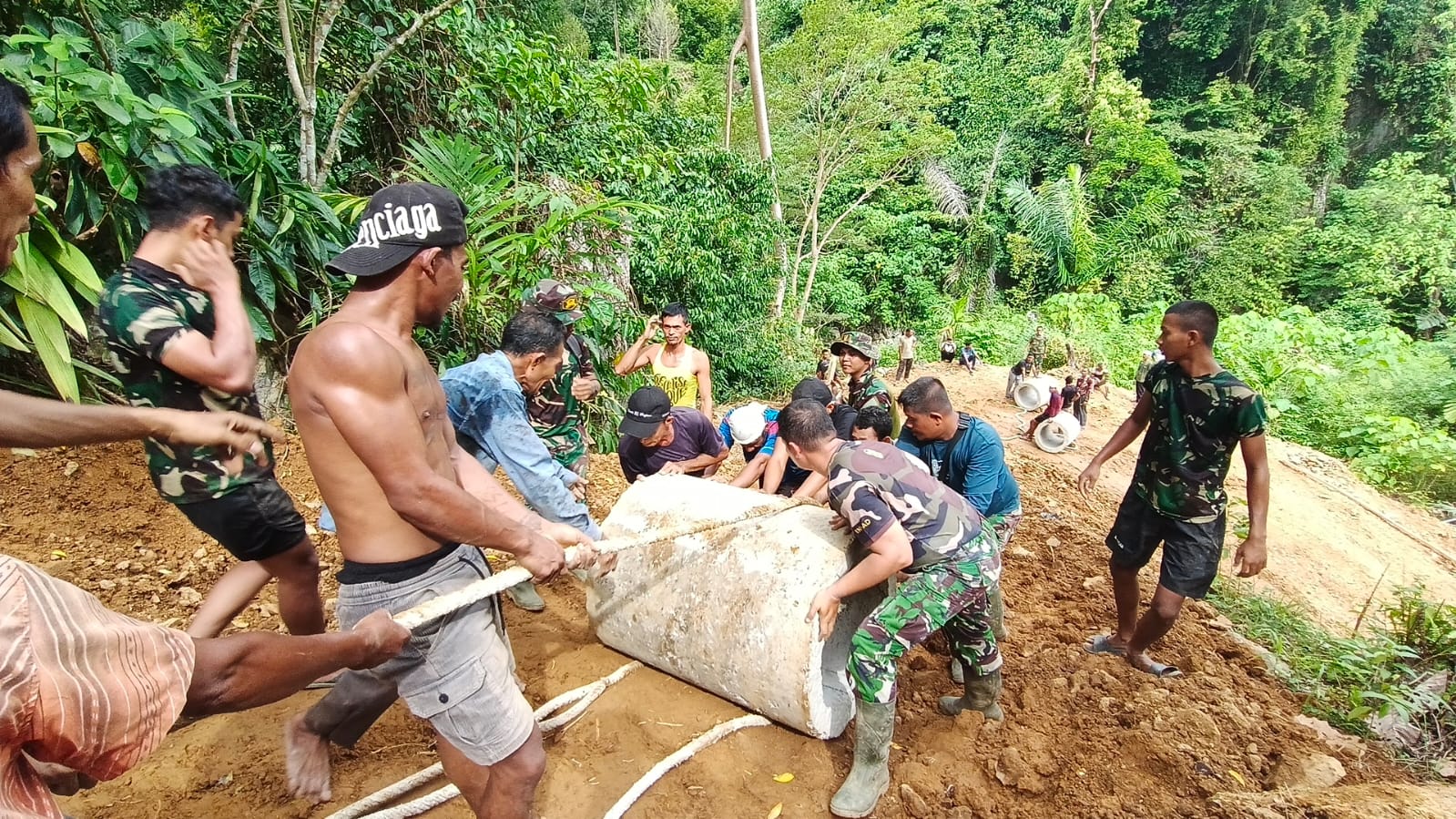 TNI dan Rakyat Satukan Langkah Pembukaan Jalan