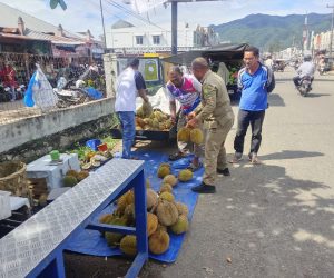 Satpol PP dan WH Aceh Besar Tertibkan PKL di Pasar Ketapang